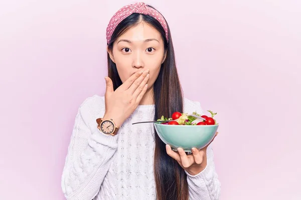 Νεαρή Όμορφη Κινέζα Γυναίκα Τρώει Μπολ Σαλάτα Που Καλύπτει Στόμα — Φωτογραφία Αρχείου