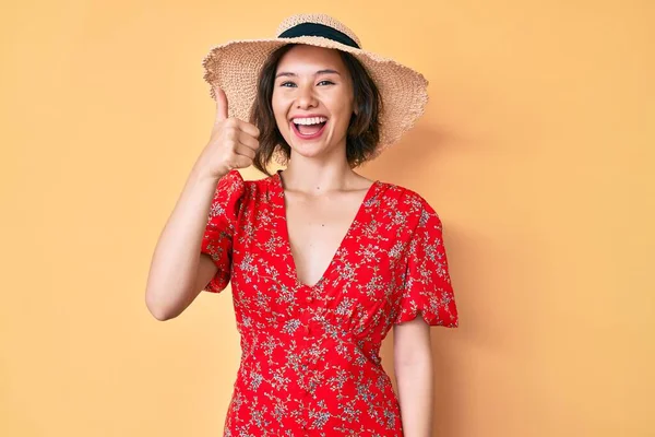 Joven Hermosa Chica Con Sombrero Verano Sonriendo Feliz Positivo Pulgar — Foto de Stock