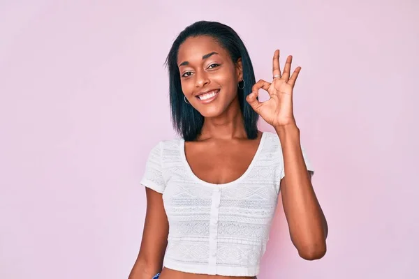 Jovem Afro Americana Vestindo Roupas Casuais Sorrindo Positivo Fazendo Sinal — Fotografia de Stock