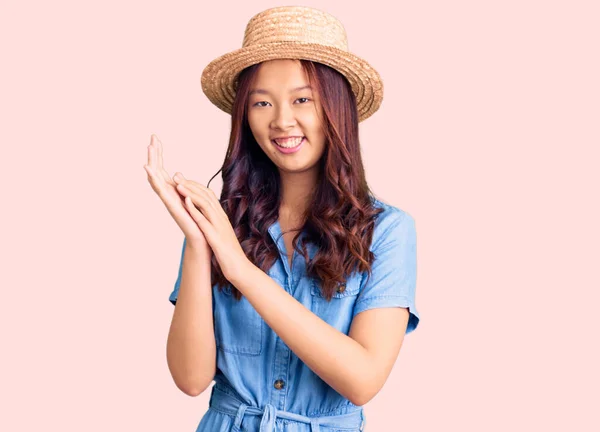 Ung Vacker Kinesisk Flicka Bär Sommar Hatt Klappa Och Applåderar — Stockfoto