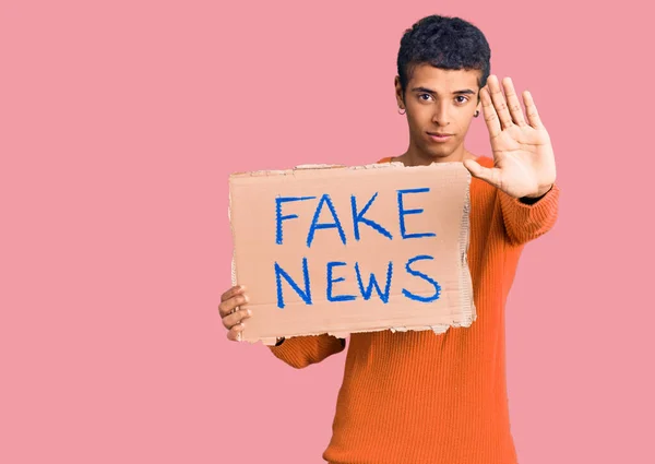 Giovane Africano Amercian Man Holding Fake News Banner Con Mano — Foto Stock