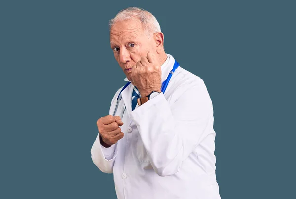 Hombre Mayor Guapo Pelo Gris Con Abrigo Médico Estetoscopio Listo — Foto de Stock