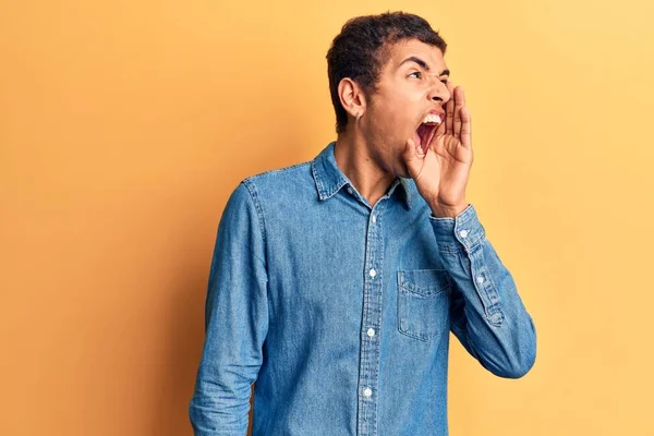 Jovem Afro Americano Vestindo Roupas Casuais Gritando Gritando Alto Para — Fotografia de Stock