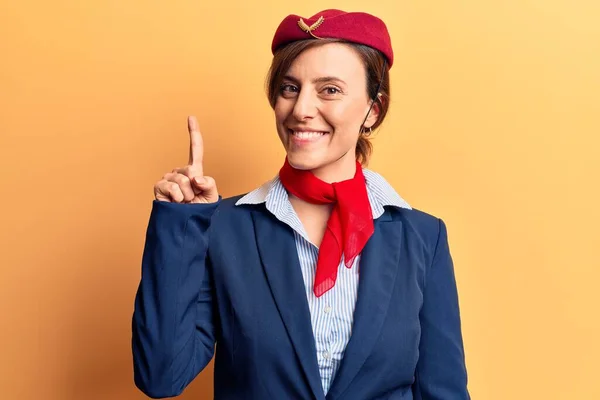 Jovem Bela Mulher Vestindo Aeromoça Uniforme Mostrando Apontando Para Cima — Fotografia de Stock