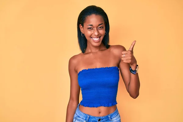 Joven Mujer Afroamericana Vistiendo Ropa Casual Sonriendo Feliz Positiva Pulgar —  Fotos de Stock