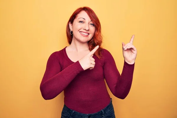 Giovane Bella Rossa Donna Indossa Maglione Casual Piedi Sfondo Giallo — Foto Stock