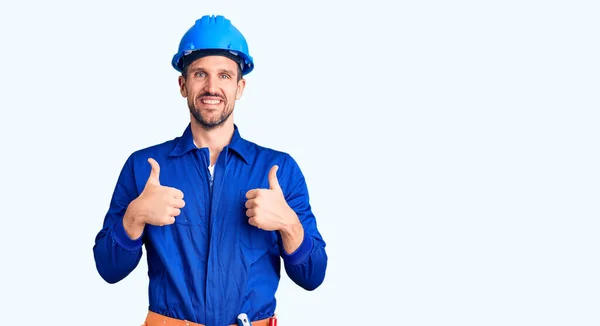 Homem Bonito Jovem Vestindo Uniforme Trabalhador Sinal Sucesso Hardhat Fazendo — Fotografia de Stock