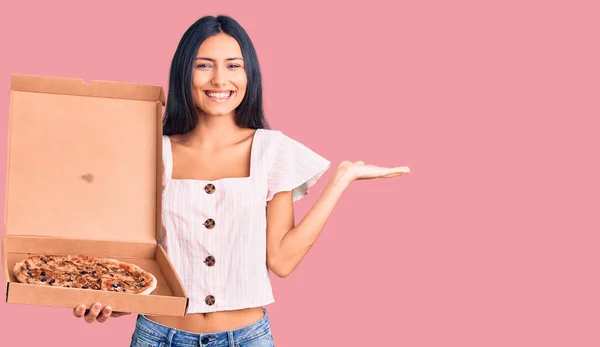 Menina Latina Bonita Jovem Segurando Entrega Caixa Pizza Celebrando Vitória — Fotografia de Stock