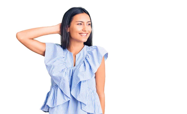 Junge Schöne Lateinische Mädchen Tragen Lässige Kleidung Lächelt Zuversichtlich Berühren — Stockfoto