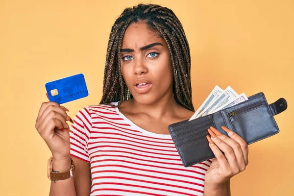 Mladá Afroameričanka Copánky Peněžence Dolary Bezradným Zmateným Výrazem Kreditní Kartě — Stock fotografie