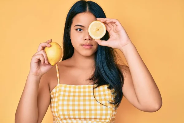 Mladá Krásná Asijská Dívka Drží Citron Uvolněný Vážným Výrazem Tváři — Stock fotografie