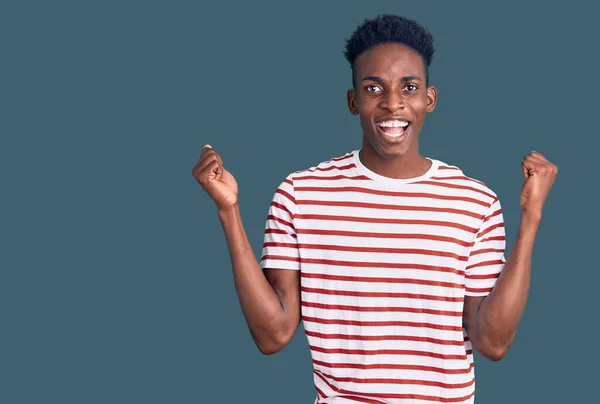 Joven Afroamericano Vestido Con Ropa Casual Celebrando Sorprendido Sorprendido Por — Foto de Stock