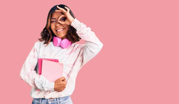 Jovem Bela Mulher Raça Mista Segurando Livros Usando Fones Ouvido — Fotografia de Stock