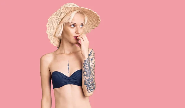 Giovane Donna Bionda Con Tatuaggio Che Indossa Bikini Cappello Estivo — Foto Stock