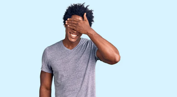 Schöner Afrikanisch Amerikanischer Mann Mit Afro Haaren Lässig Gekleidet Lächelnd — Stockfoto