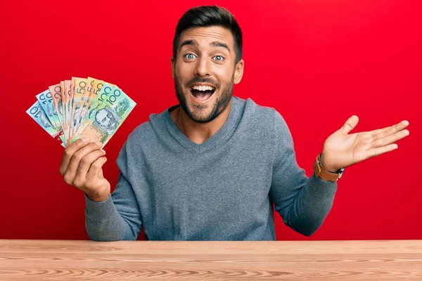 Hombre Hispano Guapo Sosteniendo Dólares Australianos Celebrando Logro Con Sonrisa —  Fotos de Stock