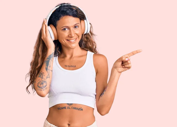 Mujer Hispana Joven Con Tatuaje Escuchando Música Usando Auriculares Sonriendo — Foto de Stock
