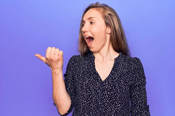 Young Beautiful Blonde Woman Standing Purple Isolated Background Pointing Thumb — Stock Photo, Image