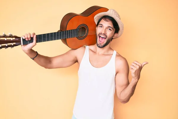 Bel Homme Hispanique Avec Guitare Classique Pointant Pouce Vers Côté — Photo