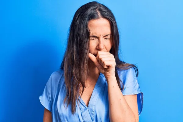 年轻美丽的黑发女人穿着休闲装站在孤立的蓝色背景上 感觉不适 咳嗽是感冒或支气管炎的症状 保健概念 — 图库照片