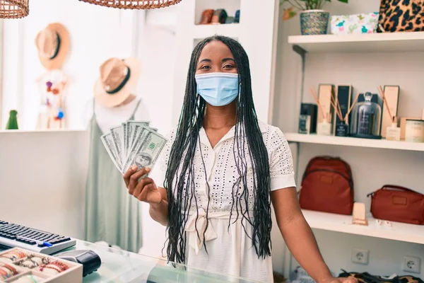 Νεαρή Αφροαμερικάνα Που Φοράει Ιατρική Μάσκα Κρατώντας Χαρτονομίσματα Δολαρίων Στο — Φωτογραφία Αρχείου