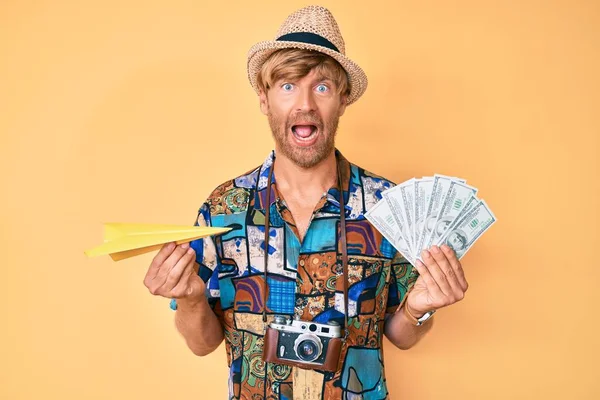 Junger Blonder Mann Sommer Stil Hält Papierflieger Und Dollars Der — Stockfoto