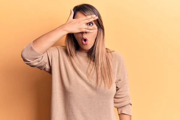 Jonge Mooie Vrouw Dragen Casual Trui Gluren Shock Bedekking Gezicht — Stockfoto