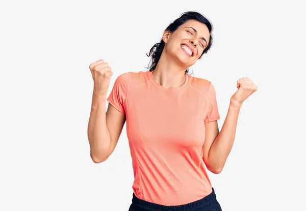 Joven Mujer Hispana Hermosa Vistiendo Ropa Deportiva Muy Feliz Emocionada — Foto de Stock