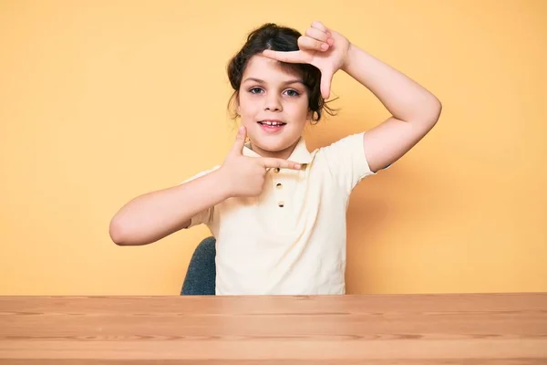 Sevimli Spanyol Çocuk Gündelik Giysiler Giyip Masaya Oturmuş Gülümsüyor Elleri — Stok fotoğraf