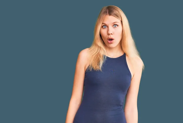 Jong Mooi Blond Vrouw Dragen Casual Jurk Bang Geschokt Met — Stockfoto