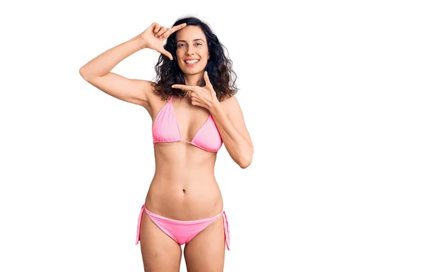 Jeune Belle Femme Hispanique Portant Bikini Souriant Faisant Cadre Avec — Photo
