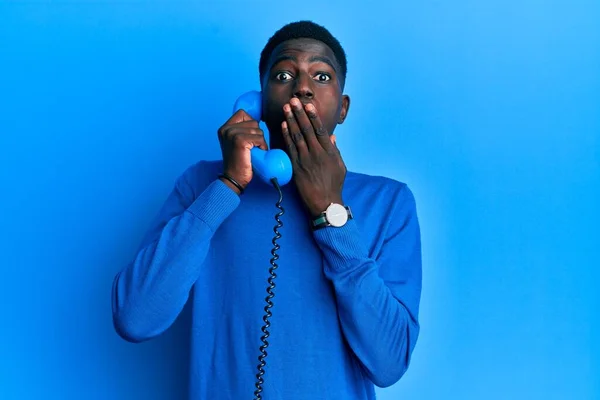 Jonge Afro Amerikaanse Man Met Een Vintage Telefoon Die Zijn — Stockfoto