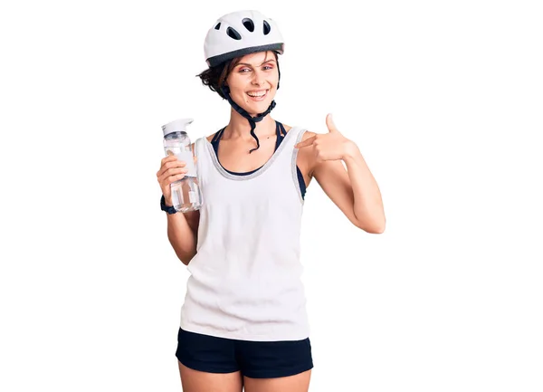 Красивая Молодая Женщина Короткими Волосами Велосипедном Шлеме Держа Бутылку Водой — стоковое фото