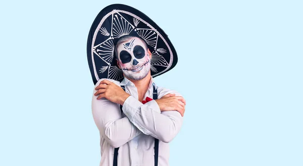 Homem Vestindo Dia Traje Morto Sobre Fundo Abraçando Feliz Positivo — Fotografia de Stock