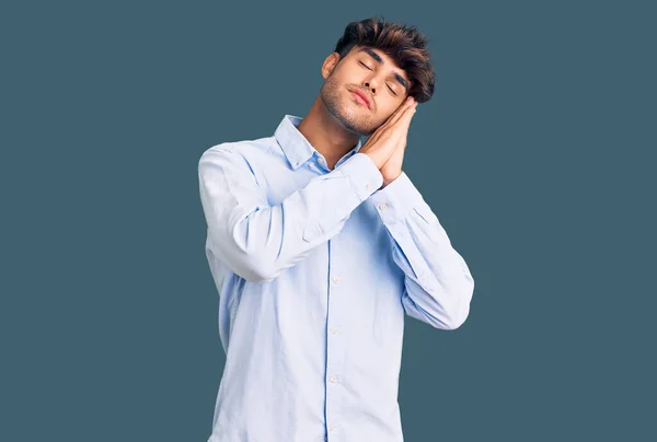 Joven Hombre Hispano Con Camisa Casual Durmiendo Cansado Soñando Posando — Foto de Stock