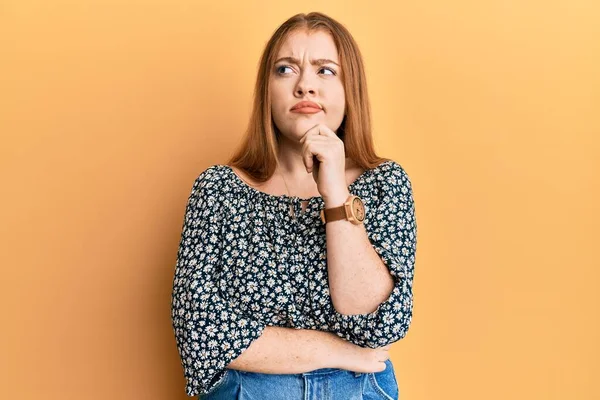 Jovem Mulher Ruiva Bonita Vestindo Camisa Com Impressão Floral Pensando — Fotografia de Stock