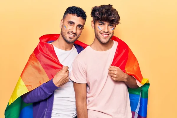 Joven Gay Pareja Vistiendo Arco Iris Lgbtq Bandera Buscando Positivo — Foto de Stock