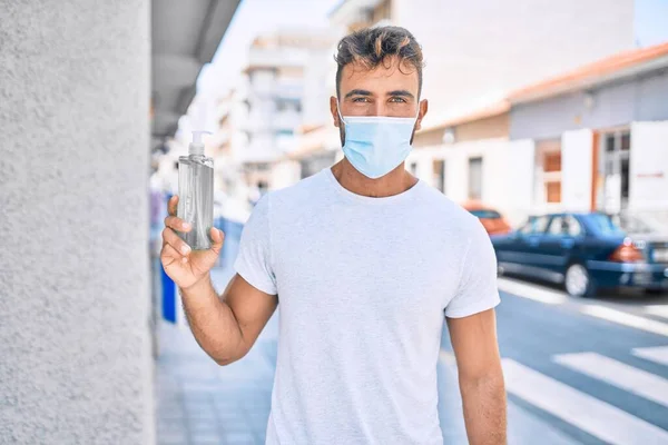 Jovem Hispânico Usando Máscara Médica Usando Gel Snitizer Mão Andando — Fotografia de Stock