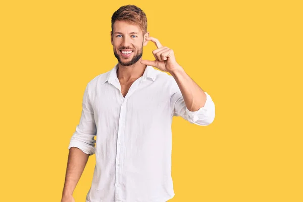 Young Caucasian Man Wearing Casual Clothes Smiling Confident Gesturing Hand — Stock Photo, Image
