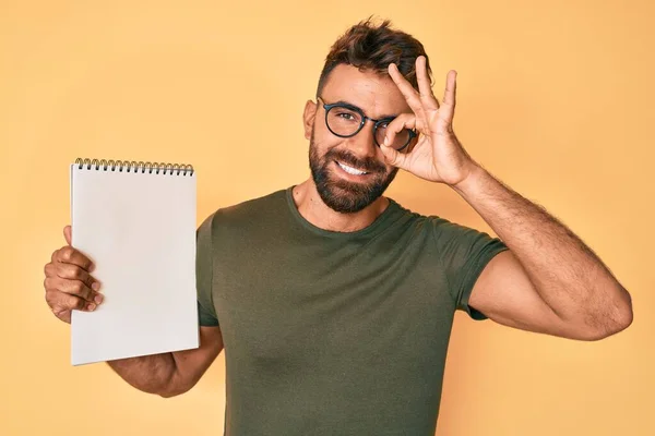 Fiatal Spanyol Férfi Szemüveget Visel Notebook Mosolyogva Boldog Csinál Rendben — Stock Fotó