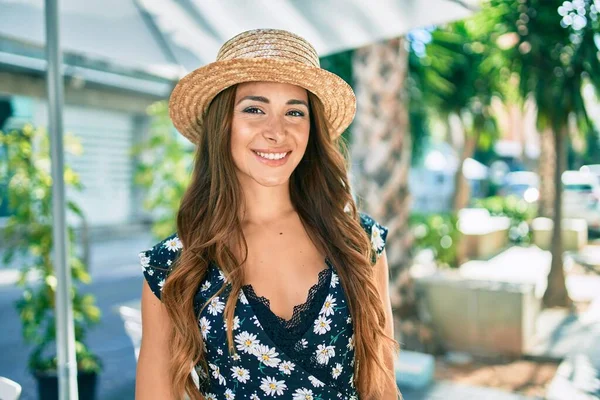 Genç İspanyol kadın tatilde. Gülümsüyor. Şehrin caddesinde mutlu yürüyüşler..