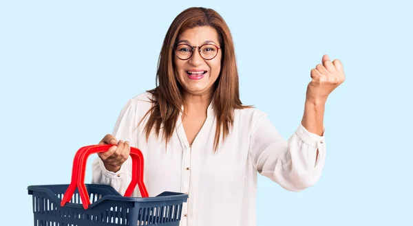 Mujer Latina Mediana Edad Sosteniendo Cesta Compra Del Supermercado Gritando —  Fotos de Stock