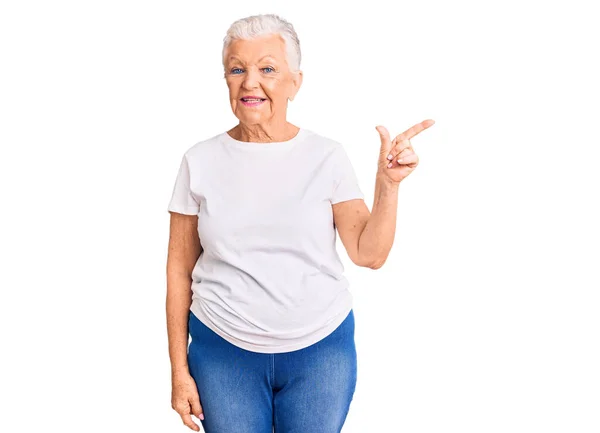 Senior Hermosa Mujer Con Los Ojos Azules Pelo Gris Con — Foto de Stock