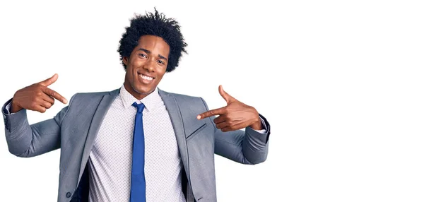 Schöner Afrikanisch Amerikanischer Mann Mit Afro Haaren Businessjacke Sieht Selbstbewusst — Stockfoto