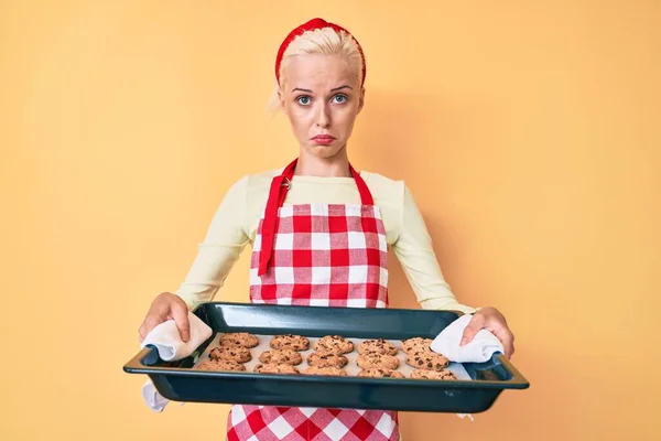 Jonge Blonde Vrouw Draagt Bakkersuniform Met Zelfgemaakte Koekjes Depressief Zorgen — Stockfoto