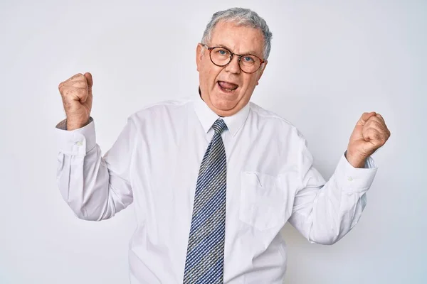 Starszy Siwowłosy Mężczyzna Ubraniu Biznesowym Krzyczy Dumny Świętując Zwycięstwo Sukces — Zdjęcie stockowe