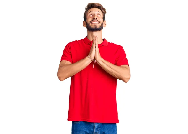 구걸을 희망에 표정으로 손으로 기도를 점잖은 금발의 남자는 감정적 스러운 — 스톡 사진