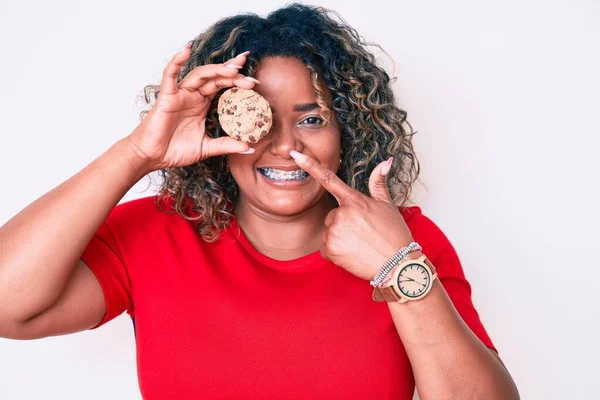 Joven Afroamericano Más Tamaño Mujer Sosteniendo Galleta Sonriendo Feliz Señalando —  Fotos de Stock