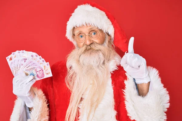 Velho Homem Sênior Com Cabelos Grisalhos Barba Comprida Vestindo Traje — Fotografia de Stock