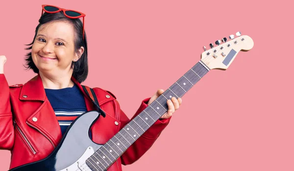 Sendromlu Esmer Bir Kadın Elektro Gitar Çalıyor Baş Parmağını Yukarı — Stok fotoğraf